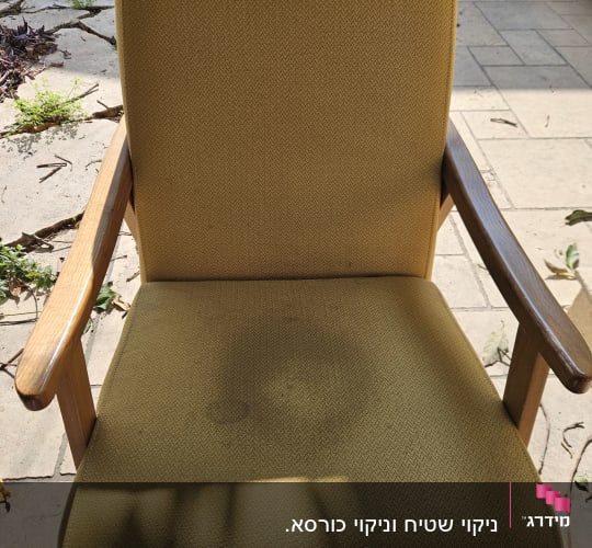 כיסא עם כתם על המושב